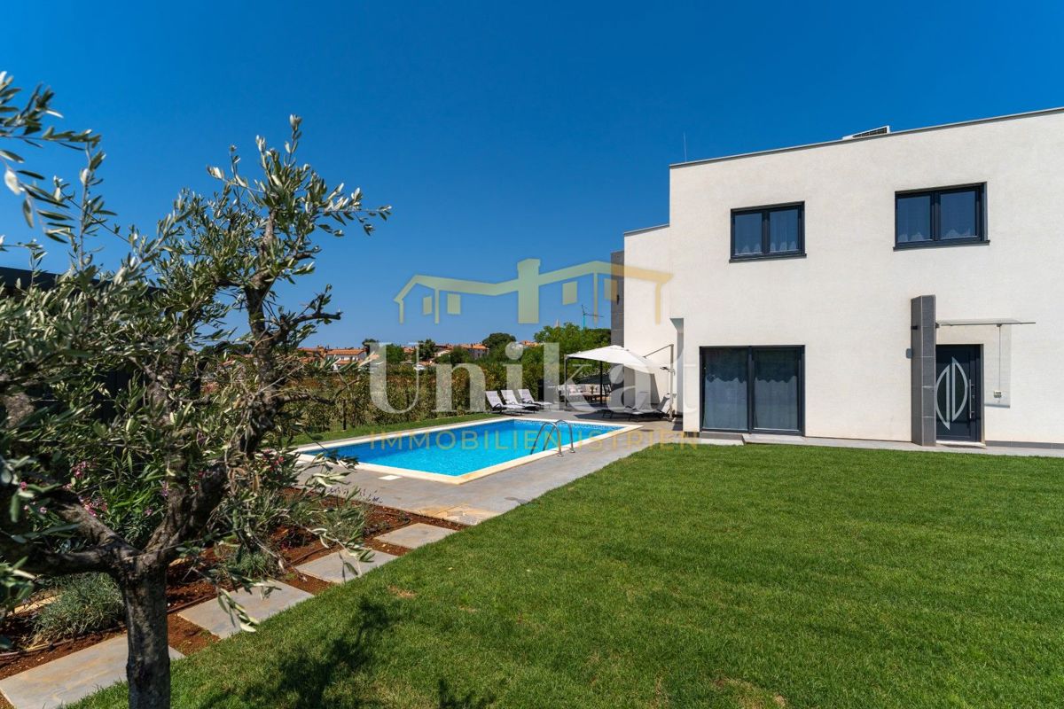 Moderna doppia villetta con piscina e vista mare